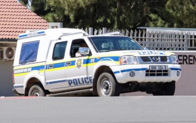 Kuxwayiswa umphakathi ngabaqola abantu ngemisebenzi yasemaphoyiseni