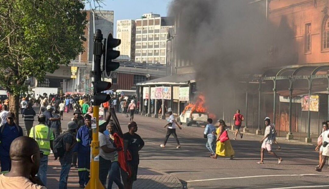 Iphethe ngodlame nokucekelwa phansi kwempahla imibhikisho elwa nabokufika